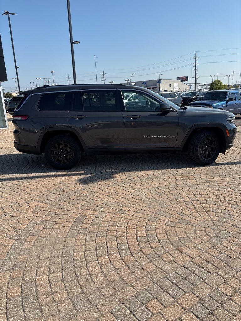 2022 Jeep Grand Cherokee L Laredo