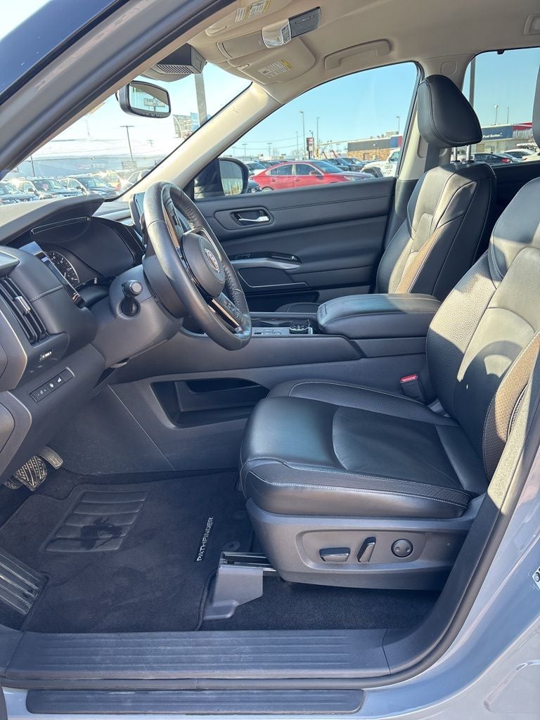 2022 Nissan Pathfinder SL