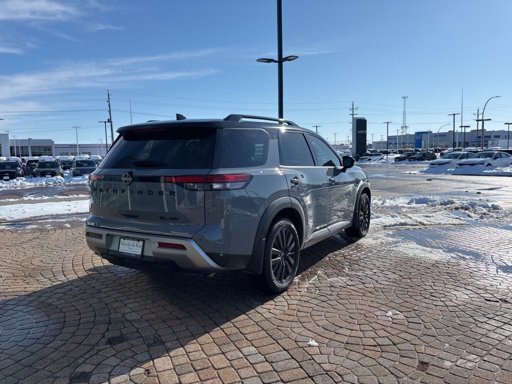 2022 Nissan Pathfinder SL