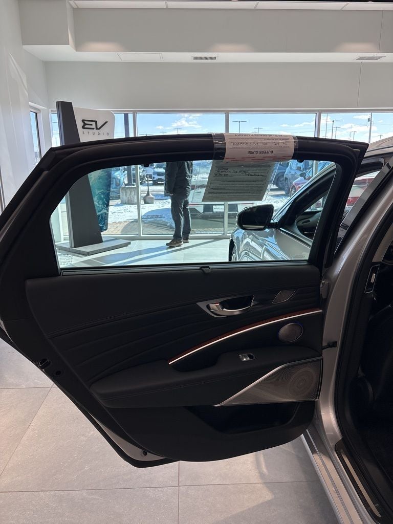 2020 Kia K900 Luxury VIP Package