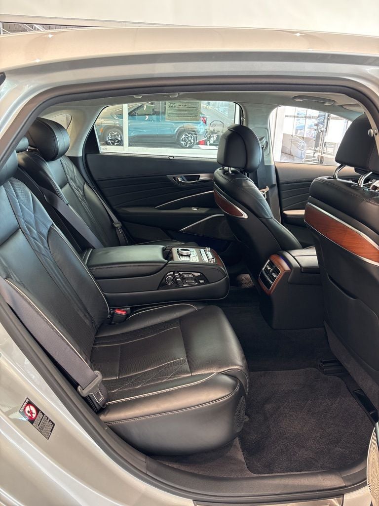 2020 Kia K900 Luxury VIP Package