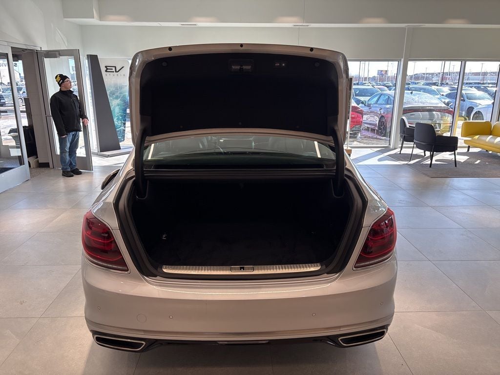 2020 Kia K900 Luxury VIP Package